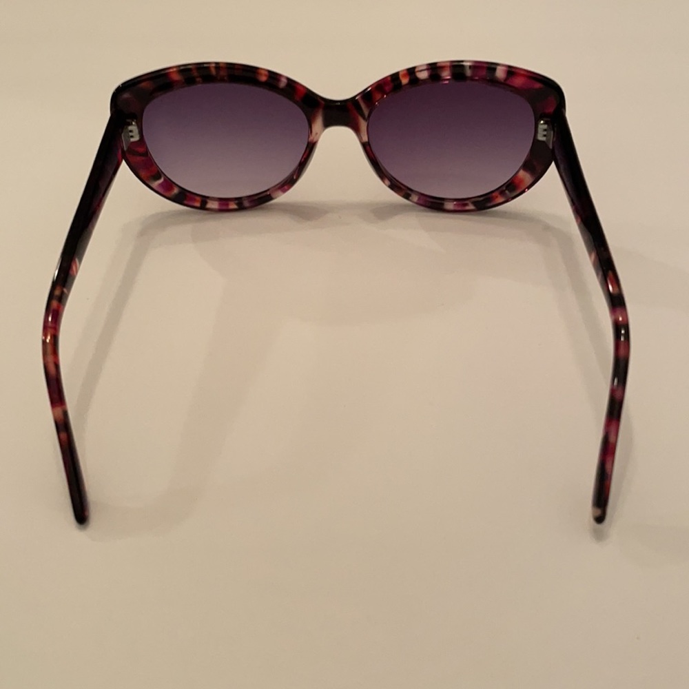 Vera Wang Sunglasses - Picture 7 of 8